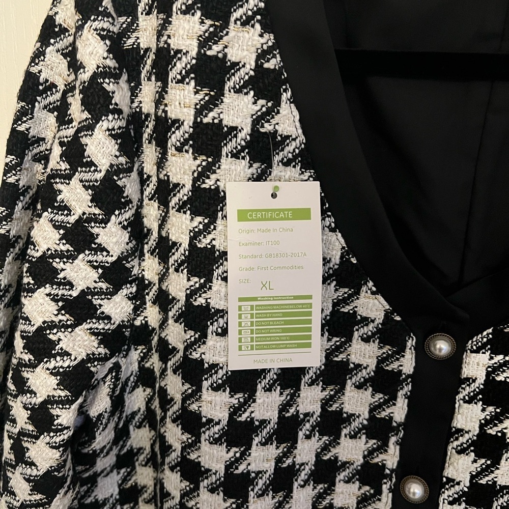 Chic Houndstooth Coat with Pearl Buttons - Picture 5 of 5